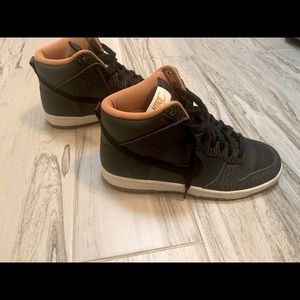 NIKE SB DUNK high top